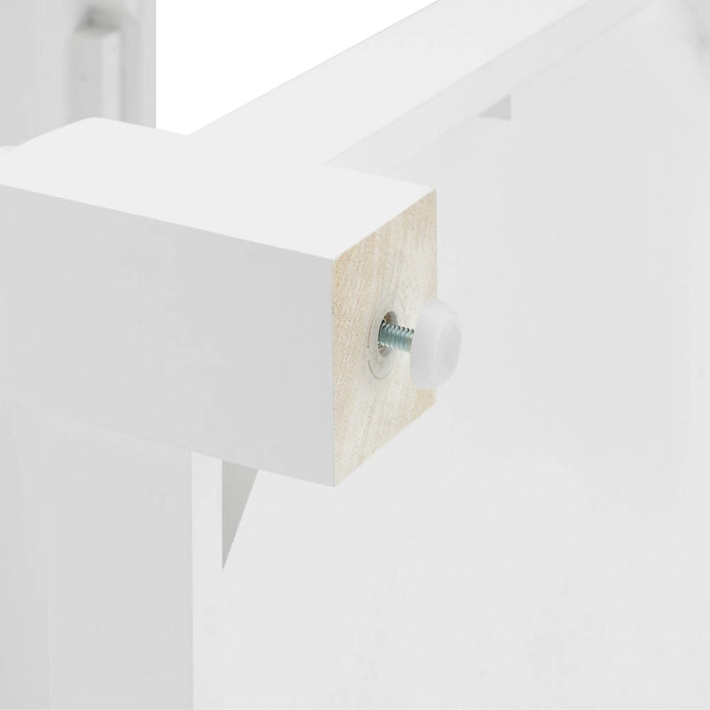 Stationäre Kücheninsel im Landhausstil mit Holzplatte, Durchreicheschubladen und offenen Regalen – Weiß